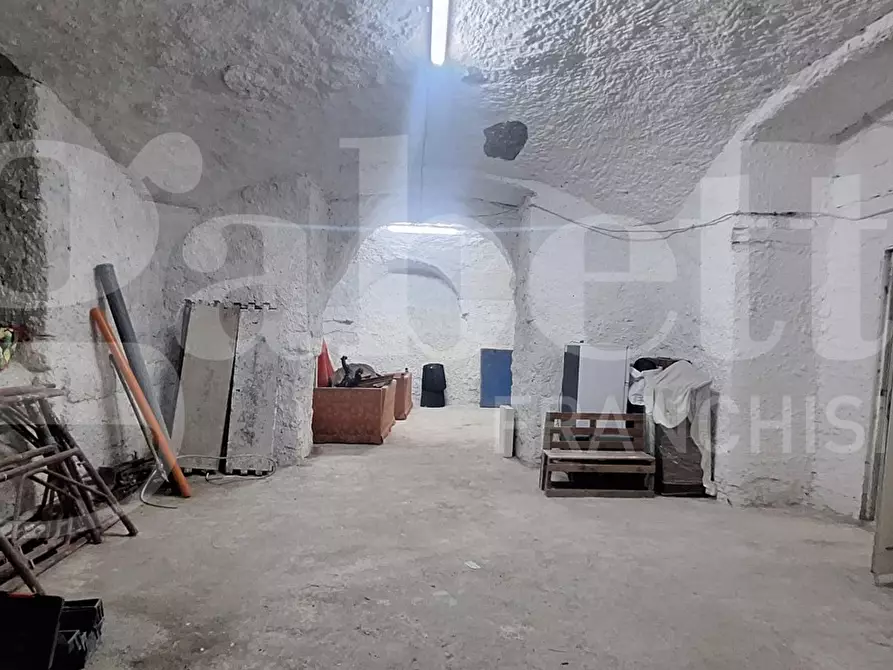 Immagine 11 di Magazzino in vendita  in Via vicoletto pacella ai miracoli a Napoli