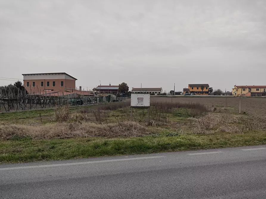 Immagine 1 di Terreno residenziale in vendita  in Via CAVARZERE via CÃ  Piasenti, 59 a Cavarzere