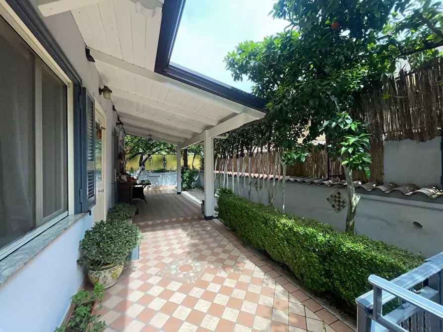 Immagine 35 di Villa in vendita  in Via campagna a Giugliano In Campania