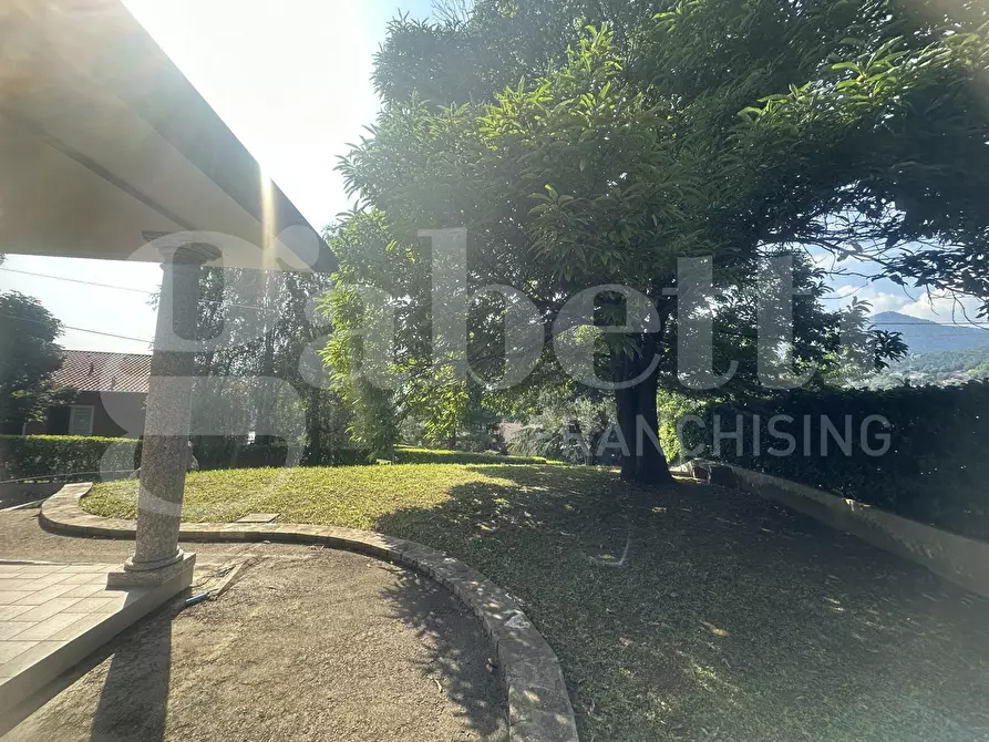 Immagine 1 di Villa in vendita  in Via Parini, 17 a Longone Al Segrino