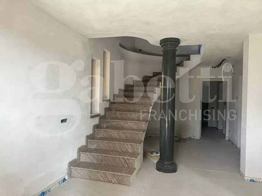 Immagine 3 di Villa in vendita  in Via Parini, 17 a Longone Al Segrino