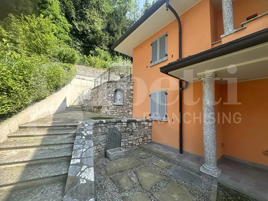 Immagine 15 di Villa in vendita  in Via Parini, 17 a Longone Al Segrino
