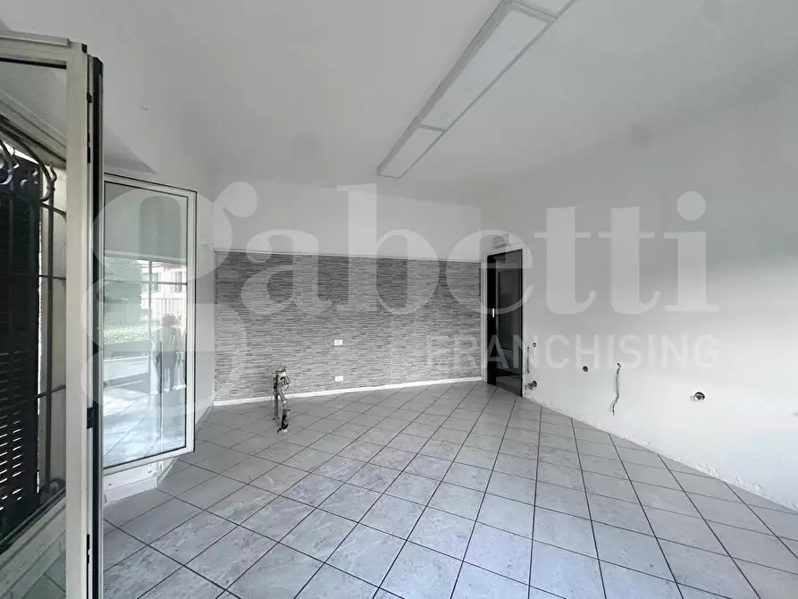 Immagine 9 di Negozio in vendita  in Via VOLTA, snc a Ponte Lambro