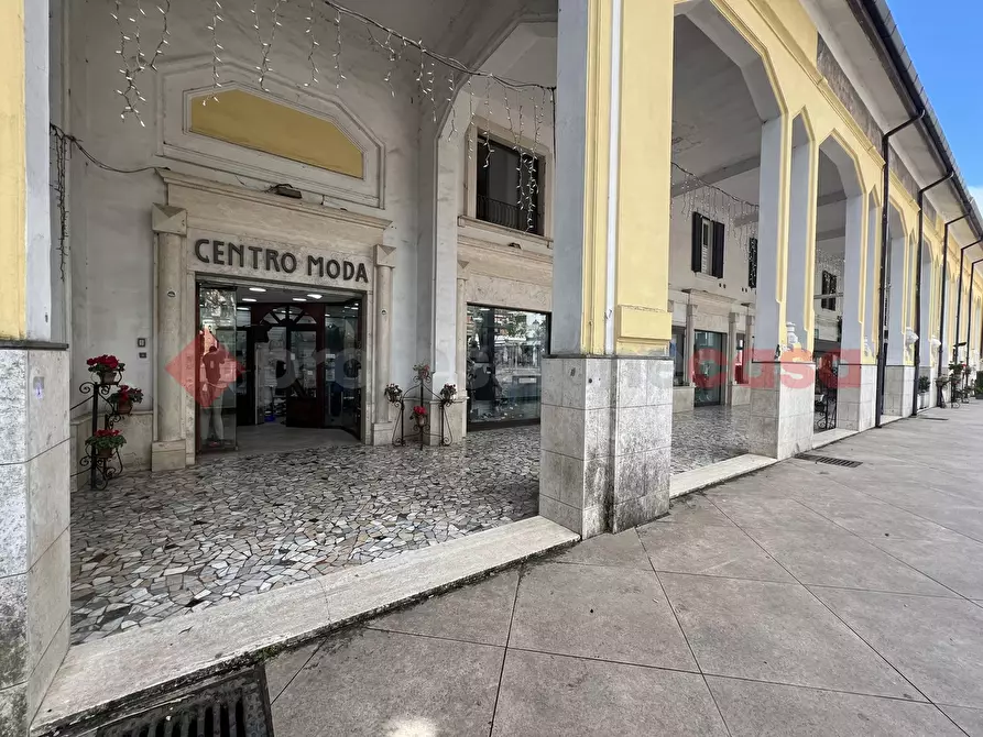 Immagine 4 di Negozio in affitto  in Corso nuova italia, 23 a Fiuggi