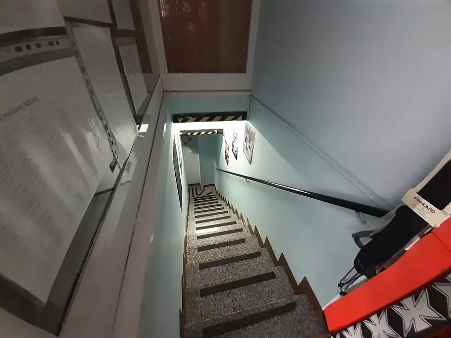 Immagine 3 di Negozio in vendita  in Via dandolo a Legnano