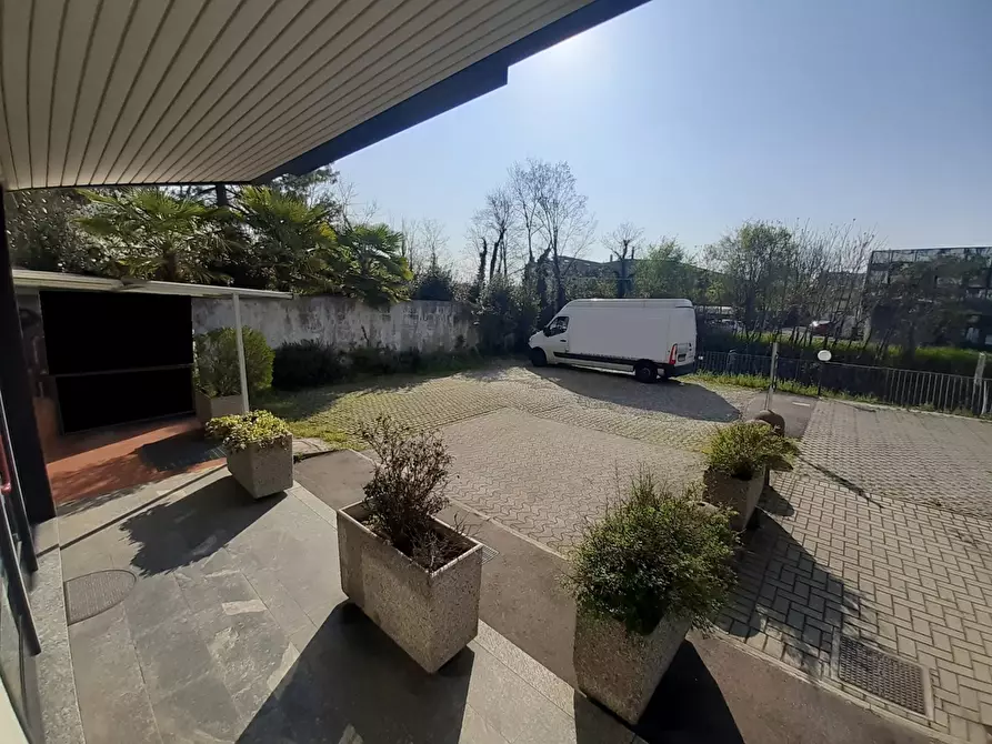 Immagine 6 di Negozio in vendita  in Via dandolo a Legnano