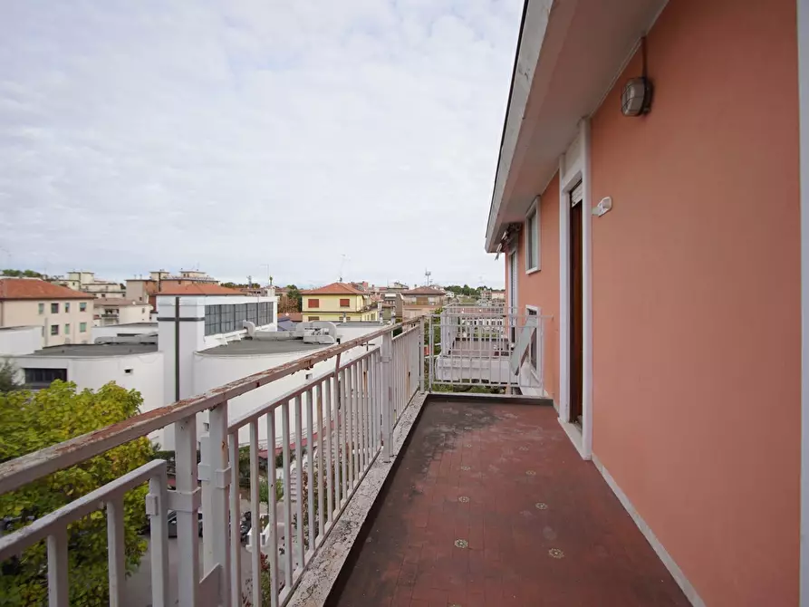 Immagine 8 di Appartamento in vendita  in Viale Garibaldi, 50 a Venezia
