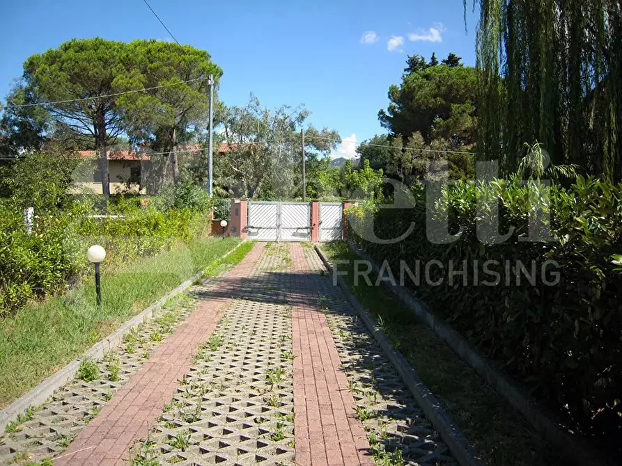 Immagine 1 di Villa in vendita  in Via xxv aprile, 10 a Sarzana