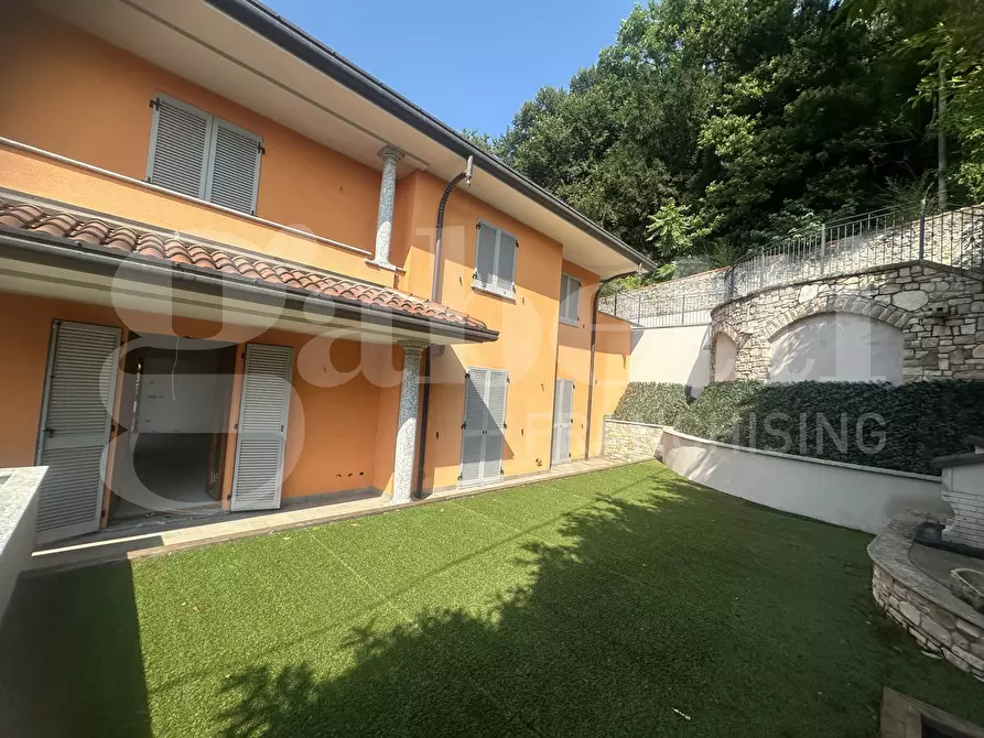 Immagine 5 di Villa in vendita  in Via Parini, 1 a Erba