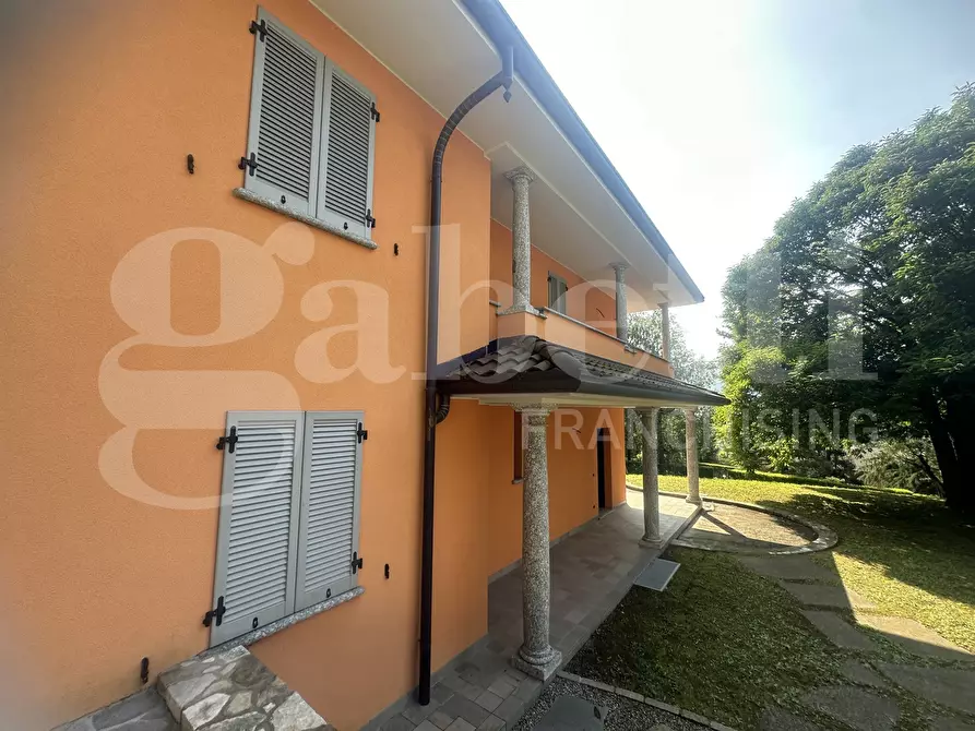Immagine 3 di Villa in vendita  in Via Parini, 1 a Erba