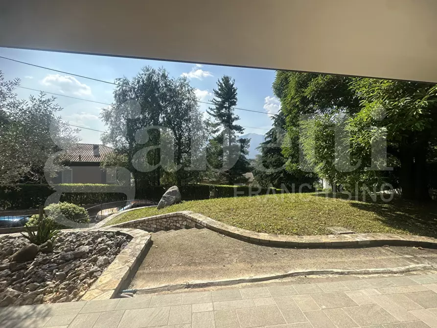 Immagine 11 di Villa in vendita  in Via Parini, 1 a Erba