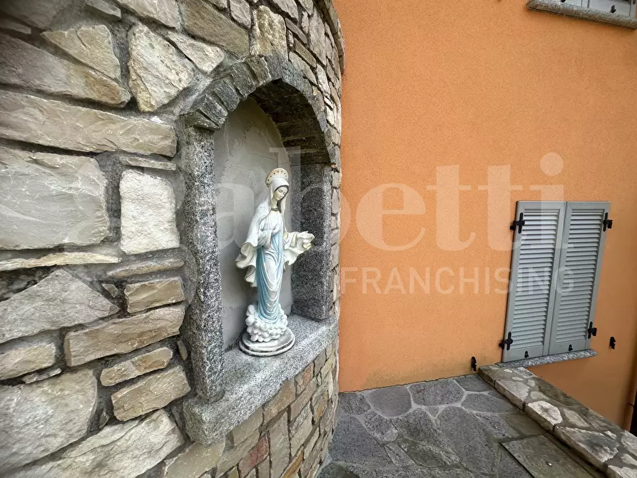 Immagine 25 di Villa in vendita  in Via Parini, 1 a Erba