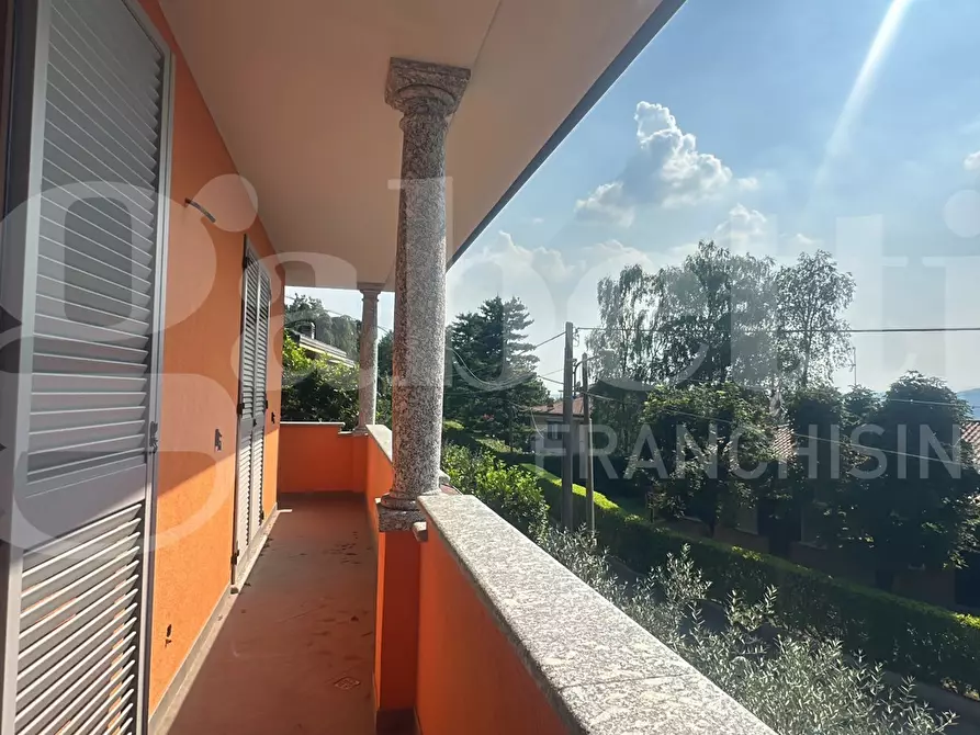 Immagine 2 di Villa in vendita  in Via Parini, 1 a Erba