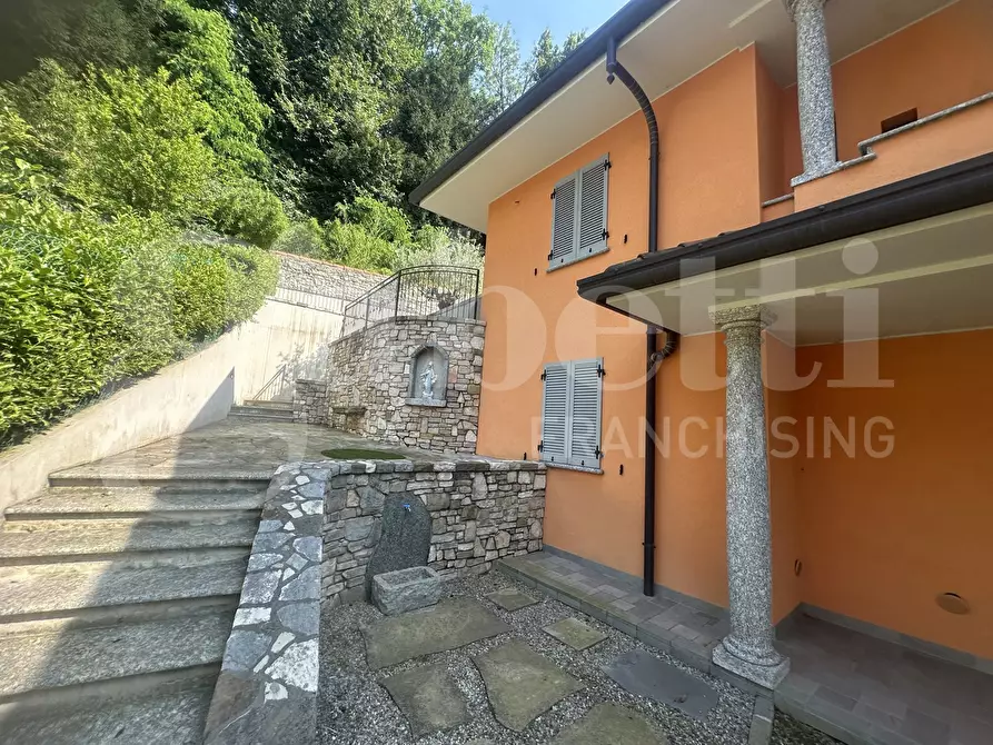 Immagine 17 di Villa in vendita  in Via Parini, 1 a Erba