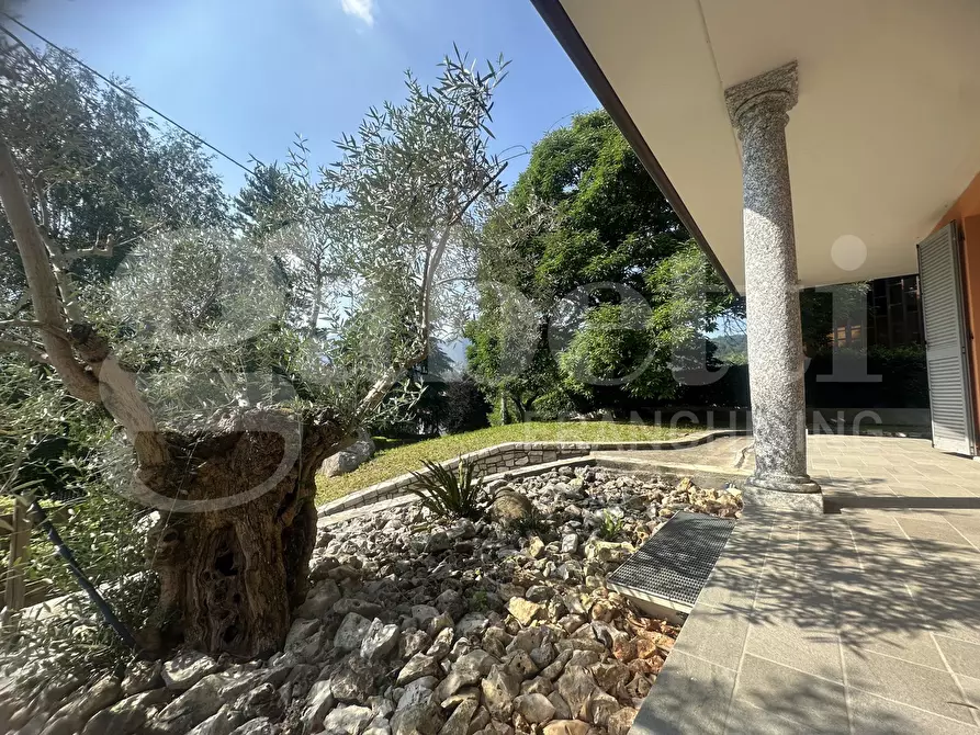 Immagine 12 di Villa in vendita  in Via Parini, 1 a Erba