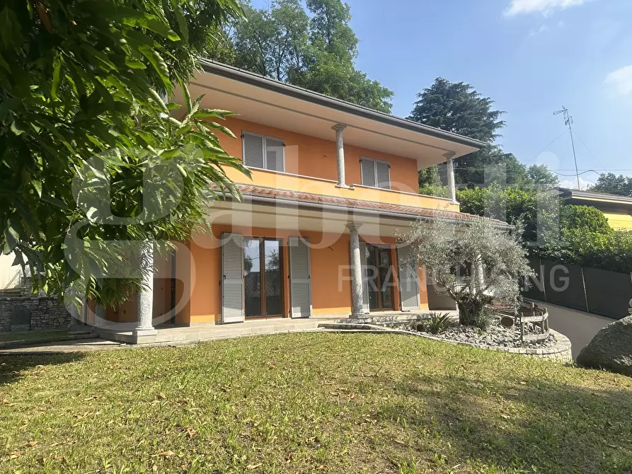 Immagine 1 di Villa in vendita  in Via Parini, 1 a Erba