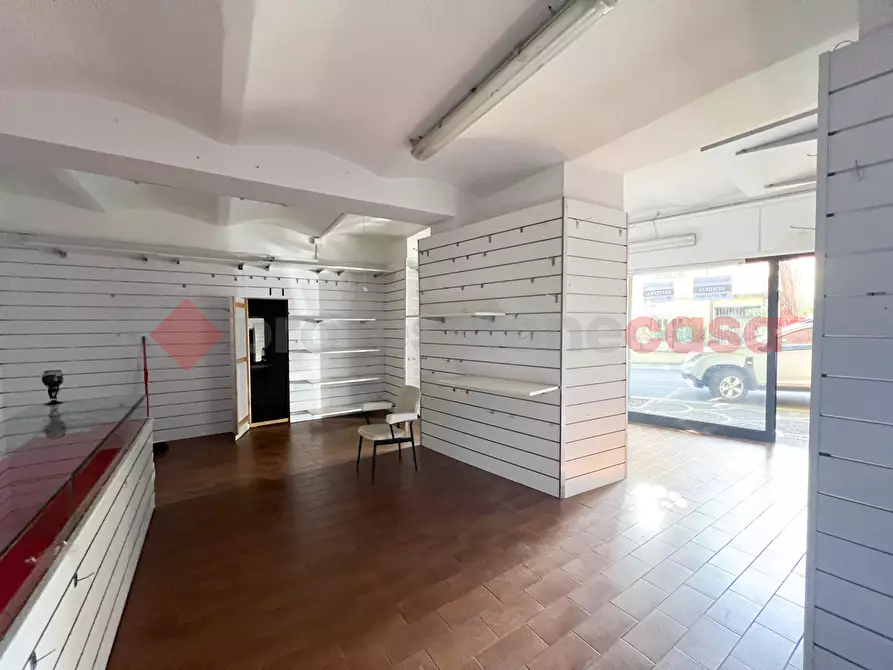 Immagine 3 di Negozio in vendita  in Via CASALINI, 11 a Fiuggi