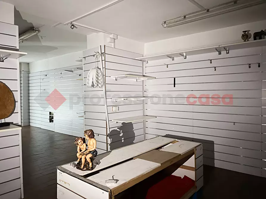 Immagine 5 di Negozio in vendita  in Via CASALINI, 11 a Fiuggi