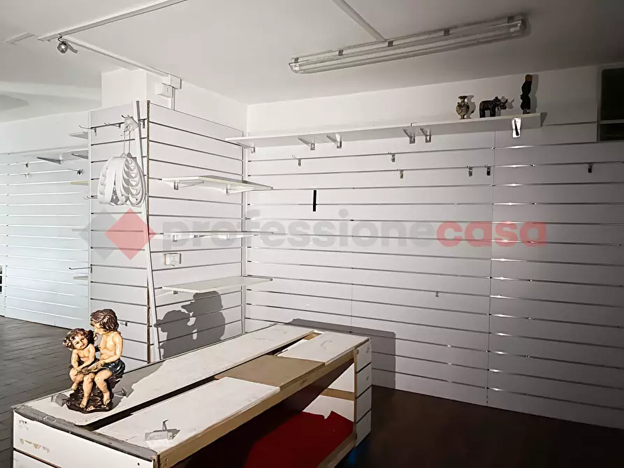 Immagine 1 di Negozio in vendita  in Via CASALINI, 11 a Fiuggi