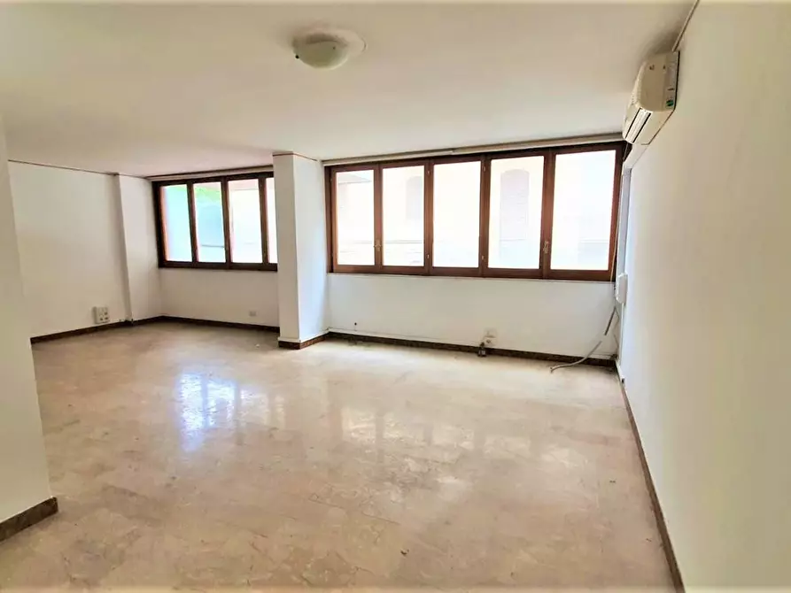 Immagine 4 di Appartamento in vendita  in Corso Alberto Amedeo, 74 a Palermo
