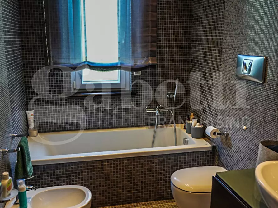 Immagine 10 di Appartamento in vendita  in Via jannelli a Napoli