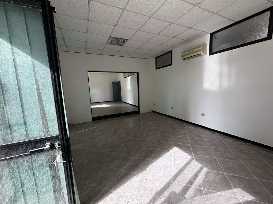 Immagine 4 di Negozio in vendita  in Piazza Venezia, 18 a Carbonia