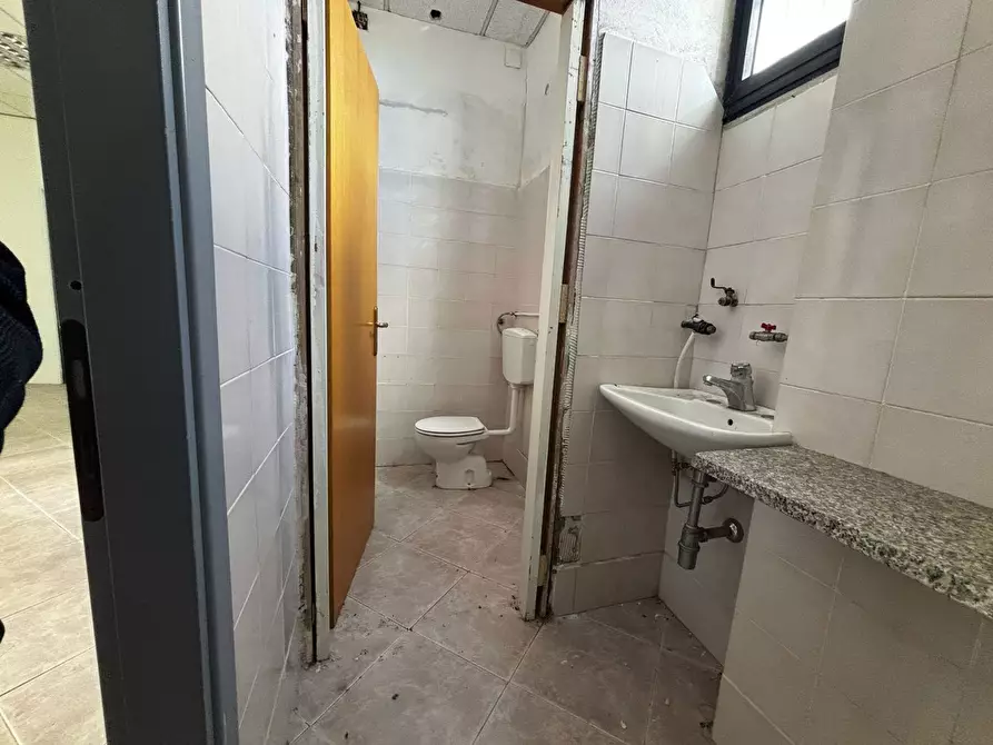 Immagine 6 di Negozio in vendita  in Piazza Venezia, 18 a Carbonia