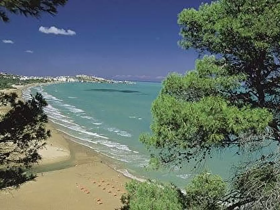 Immagine 1 di Palazzo in vendita  in Via DEI PLATANI a Lesina