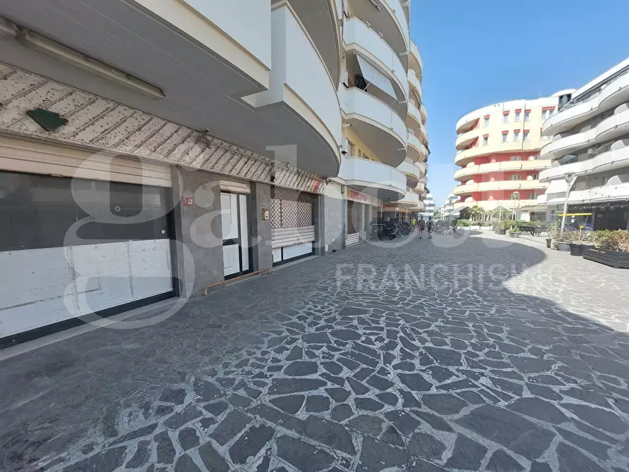 Immagine 14 di Negozio in vendita  in Via Cortina, 8 a Alba Adriatica