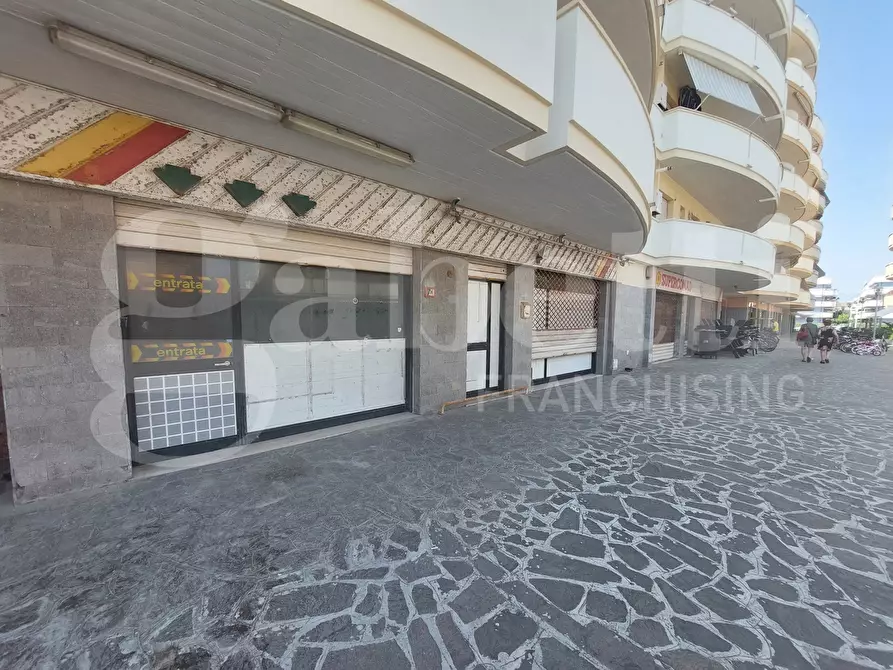 Immagine 1 di Negozio in vendita  in Via Cortina, 8 a Alba Adriatica