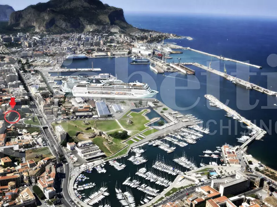 Immagine 8 di Negozio in affitto  in Piazza Tredici Vittime a Palermo