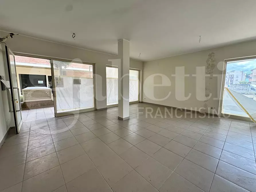 Immagine 12 di Negozio in vendita  in Via de Titta, 14 a Pineto