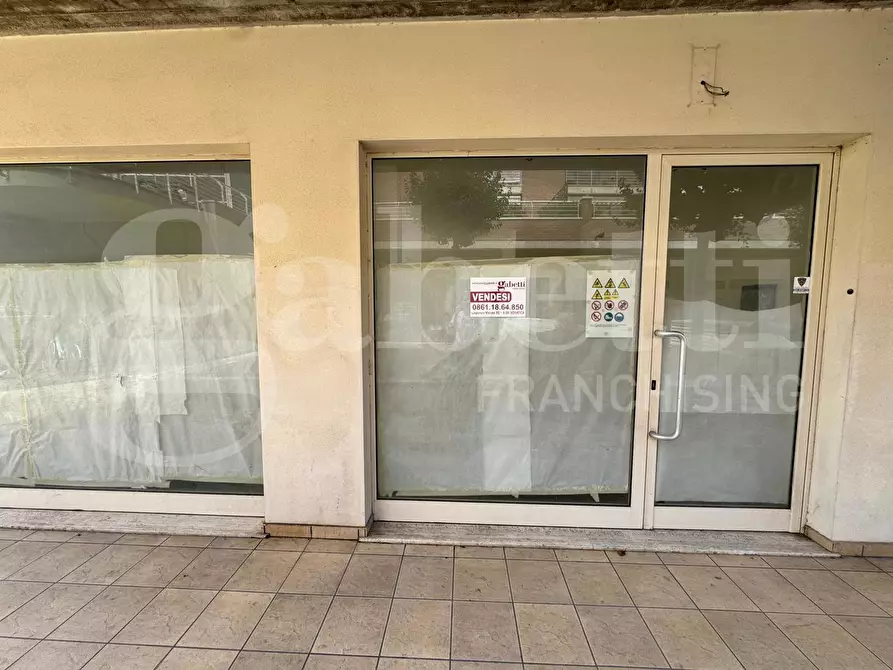 Immagine 4 di Negozio in vendita  in Via de Titta, 14 a Pineto