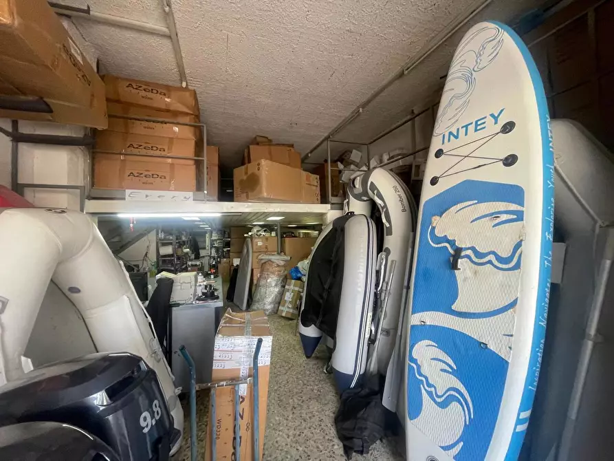 Immagine 20 di Palazzo in vendita  in Via francesco provenzale a Napoli