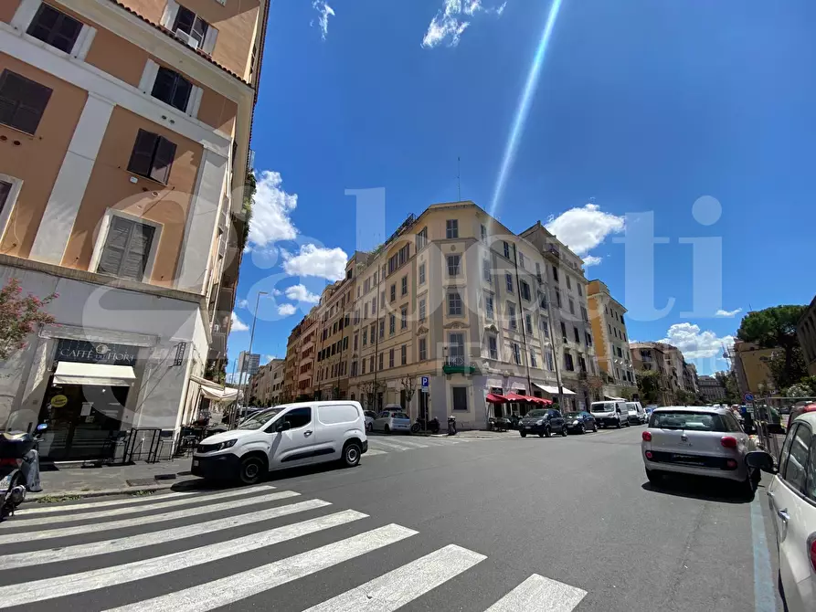 Immagine 2 di Negozio in vendita  in Via Trionfale, 98 a Roma