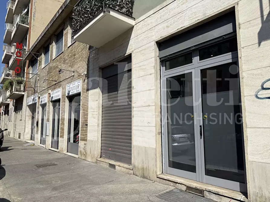 Immagine 11 di Negozio in vendita  in Via Capelli a Torino