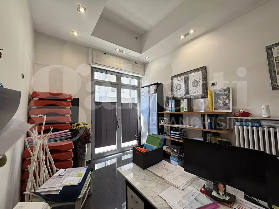 Immagine 2 di Negozio in vendita  in Via Capelli a Torino