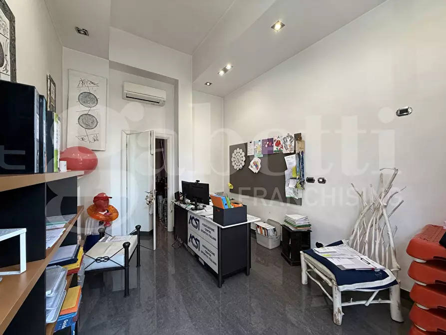 Immagine 1 di Negozio in vendita  in Via Capelli a Torino