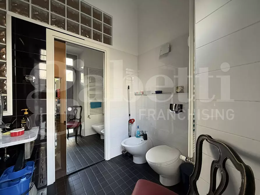 Immagine 8 di Negozio in vendita  in Via Capelli a Torino