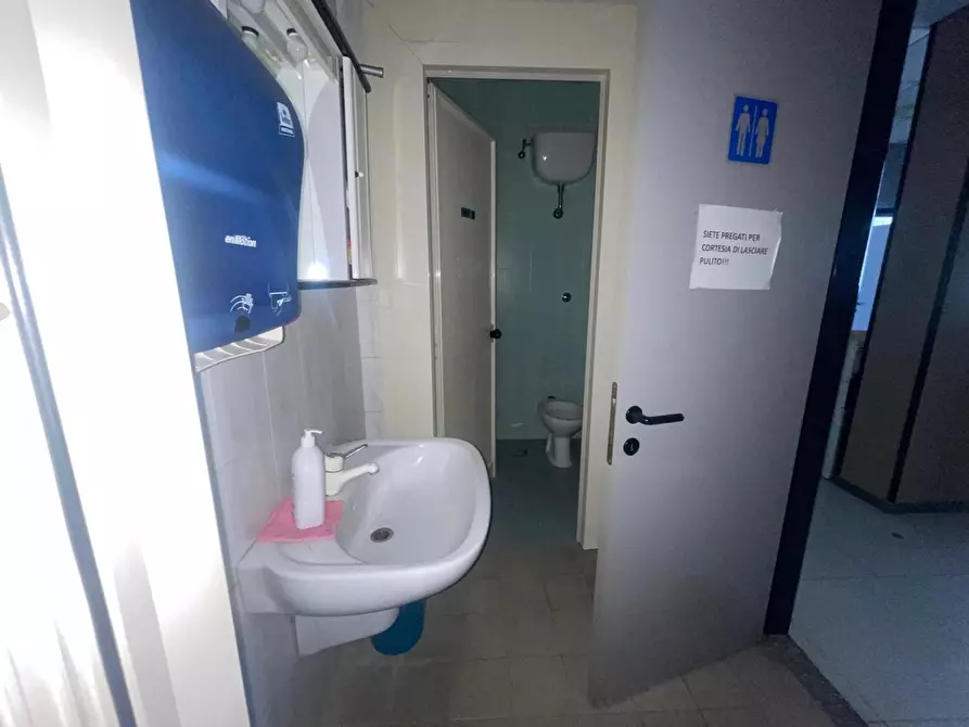 Immagine 18 di Palazzo in vendita  in Via francesco provenzale a Napoli