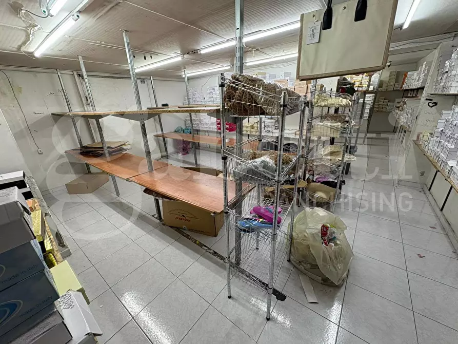 Immagine 9 di Negozio in affitto  in Via santi giovanni e paolo a Napoli