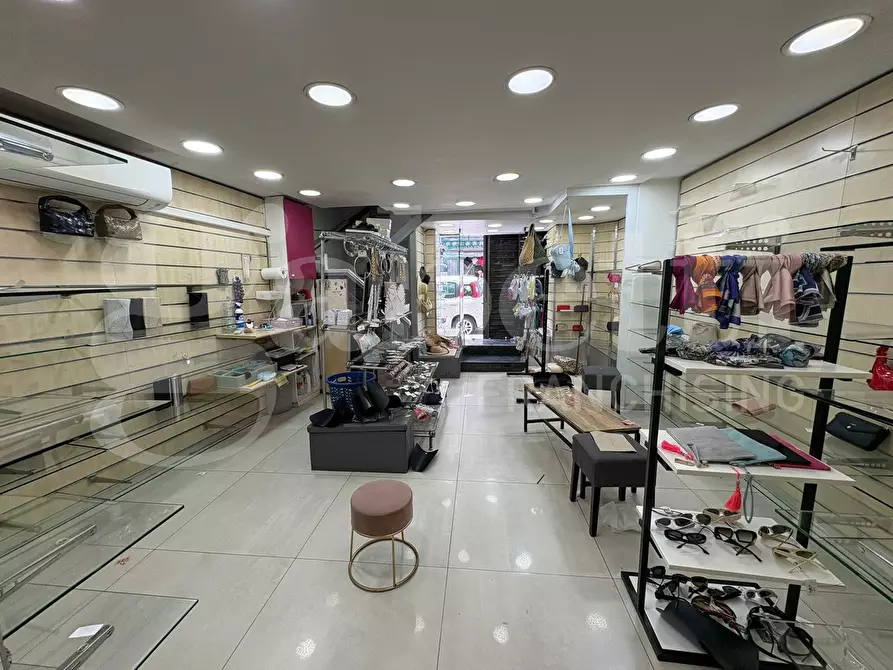 Immagine 1 di Negozio in affitto  in Via santi giovanni e paolo a Napoli