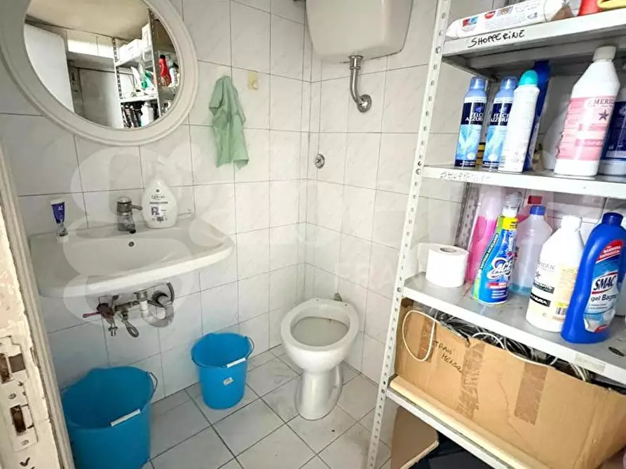 Immagine 11 di Negozio in affitto  in Via santi giovanni e paolo a Napoli