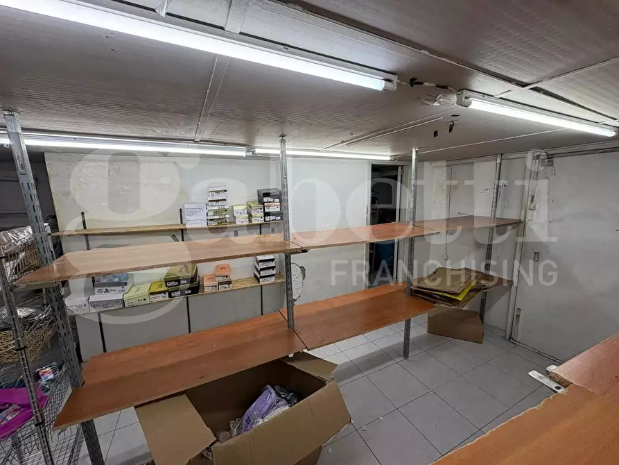Immagine 7 di Negozio in affitto  in Via santi giovanni e paolo a Napoli