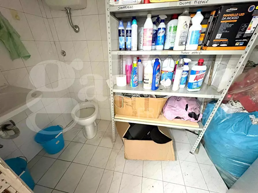 Immagine 10 di Negozio in affitto  in Via santi giovanni e paolo a Napoli