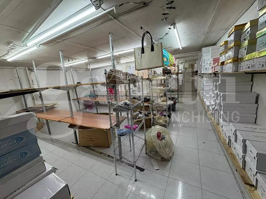 Immagine 6 di Negozio in affitto  in Via santi giovanni e paolo a Napoli
