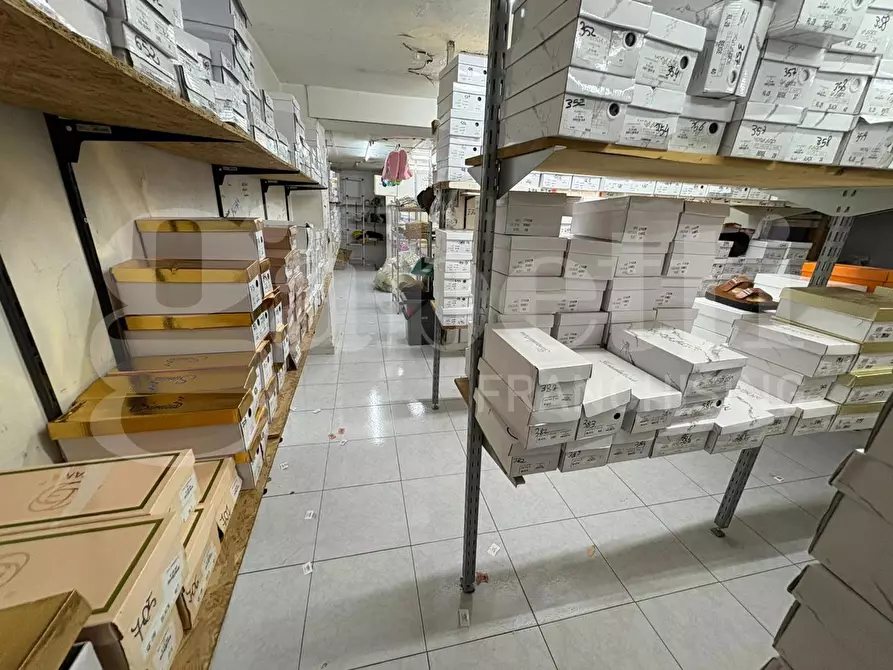 Immagine 8 di Negozio in affitto  in Via santi giovanni e paolo a Napoli