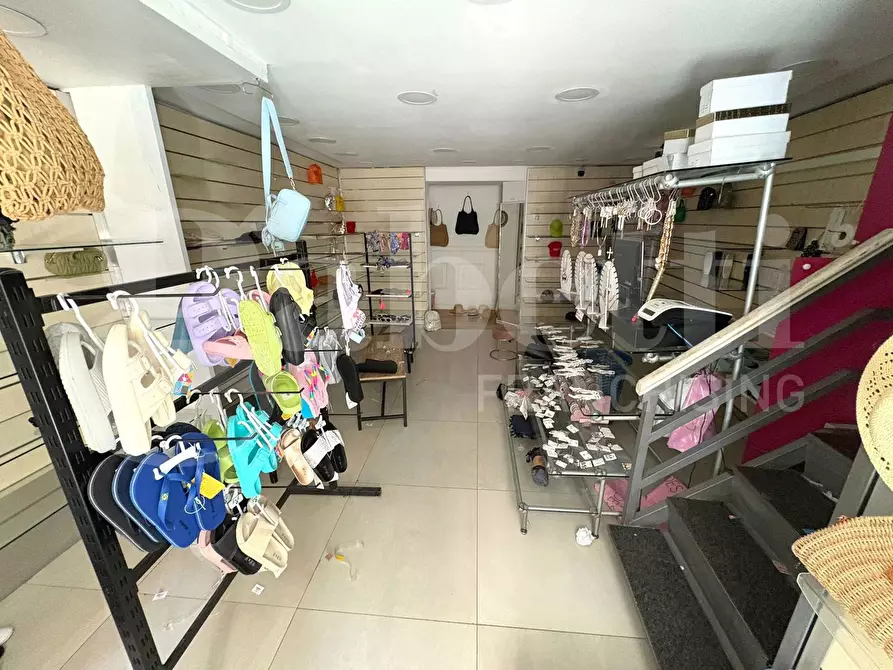 Immagine 5 di Negozio in affitto  in Via santi giovanni e paolo a Napoli