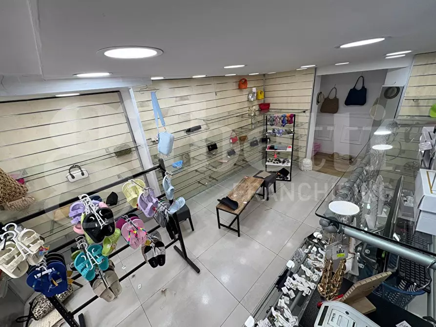 Immagine 4 di Negozio in affitto  in Via santi giovanni e paolo a Napoli