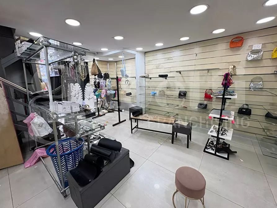 Immagine 3 di Negozio in affitto  in Via santi giovanni e paolo a Napoli